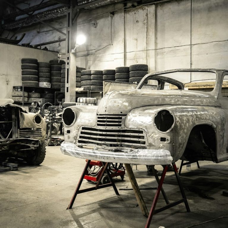 Voiture décapée dans un garage en cours de restauration carrosserie